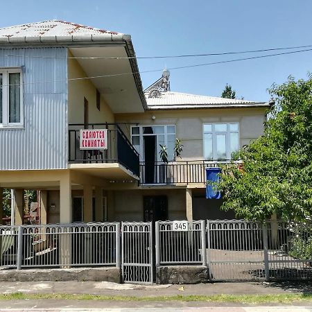 Guest House Of Givi Kobuleti Esterno foto